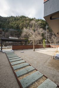 駐車場からのアプローチには、地元栃木の「大谷石」を使用しています。