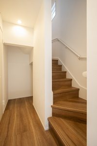 2階世帯へ向かう階段の下は、収納スペースとして活用できます。
