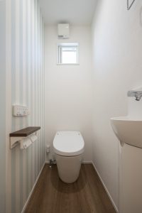 2階世帯のトイレは、クロスの柄を一面のみ変えてデザイン的なアクセントに。
